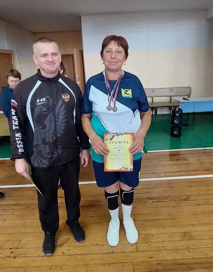 🎉 Спорт вне возраста: команда Карасукского округа взяла серебро на V турнире ко Дню по...