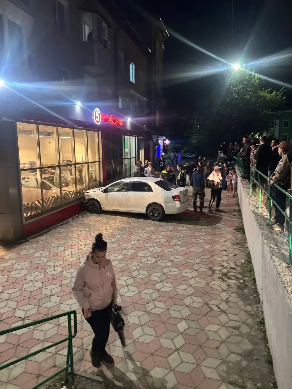 🤬 В Находке автомобиль сбил девушку и протаранил магазин «Пятёрочка»