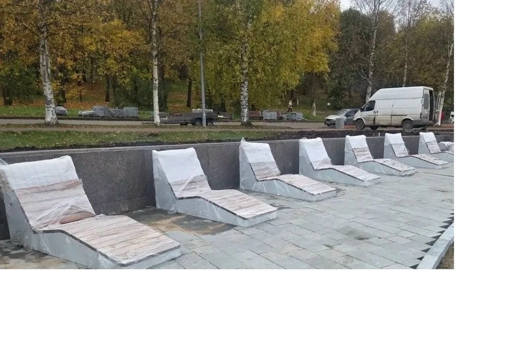 «Когда ещё, если не в октябре?» — в Петрозаводске установили новые шезлонги