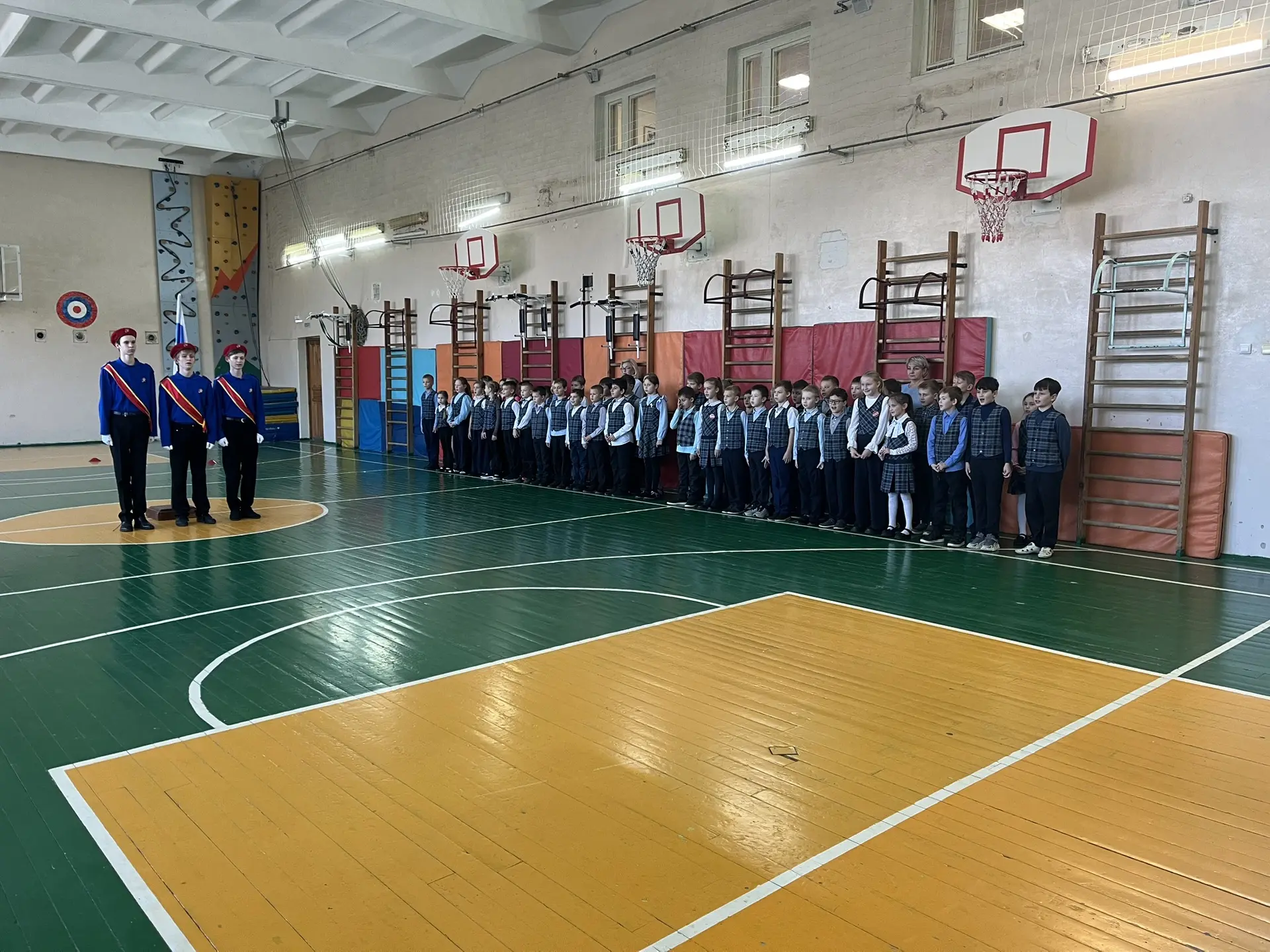 🚀Новая учебная неделя в нашей школе традиционно началась с торжественной линейки.