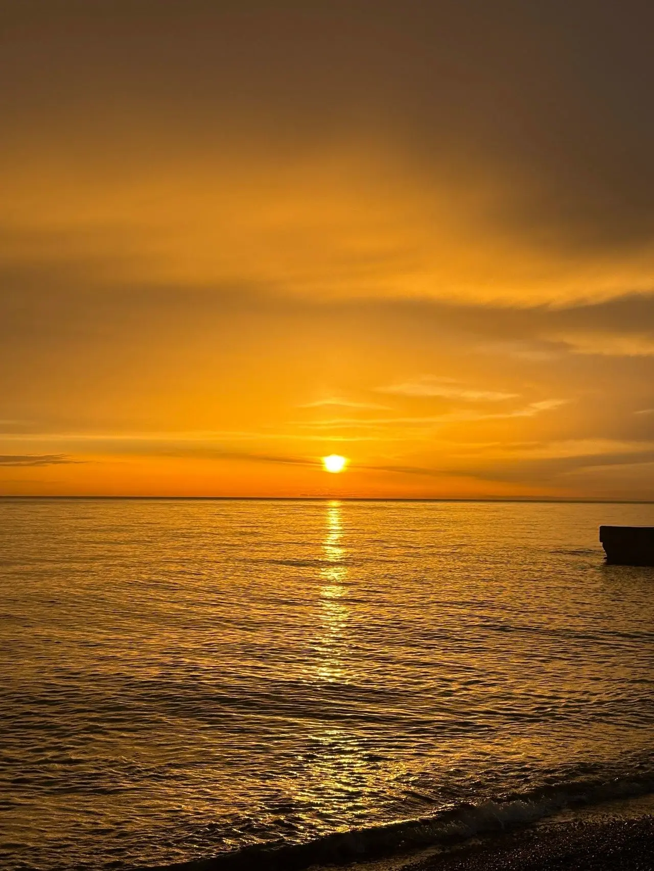 Море в золотом свете заката 🌅