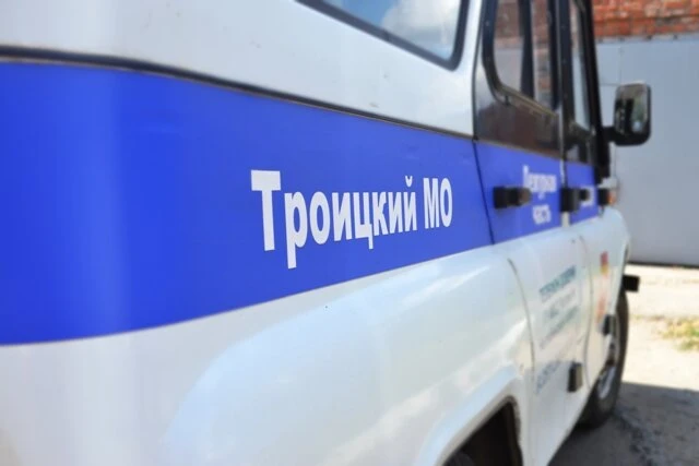 В Троицке знакомый обокрал женщину.