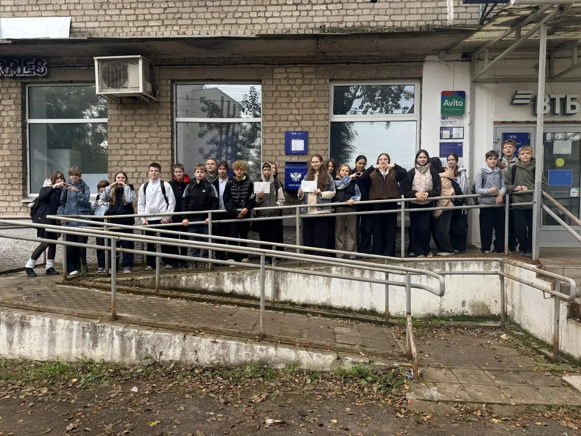 В последнюю неделю сентября, в преддверии Дня учителя в нашей школе прошла акция "Ветер...