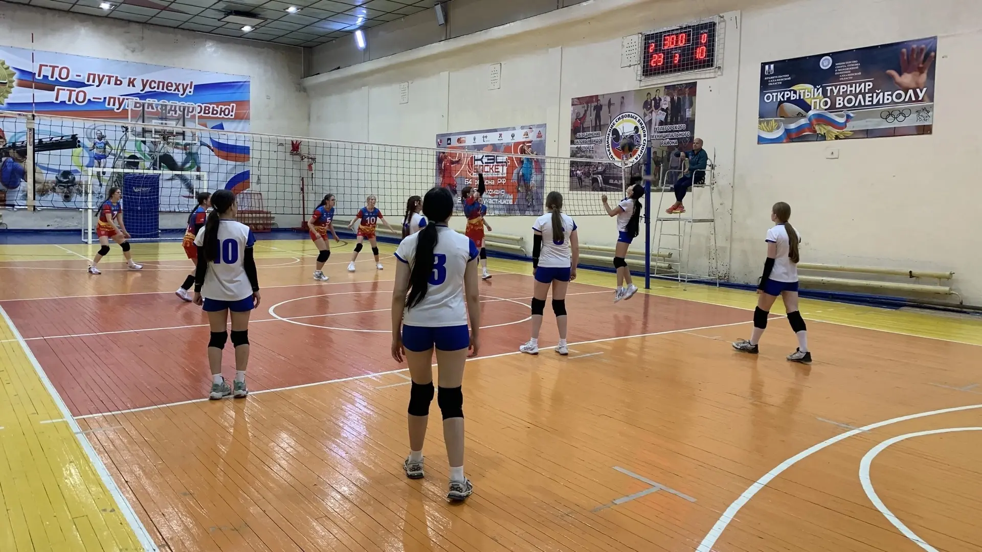 В Углегорске продолжается Чемпионат округа по волейболу среди мужчин и женщин.