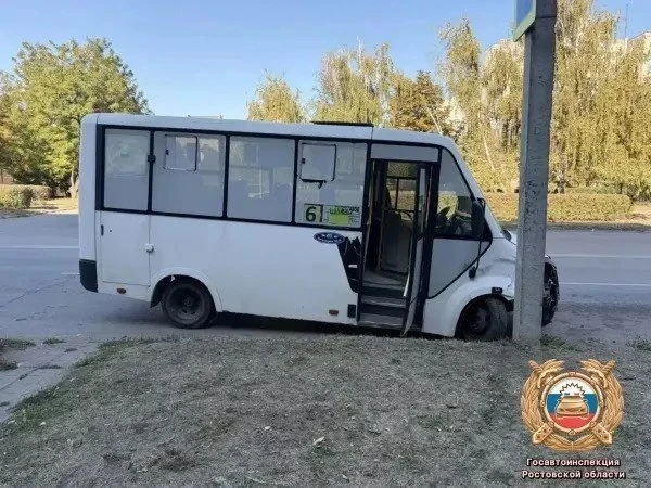 В Волгодонске два пассажира автобуса пострадали после наезда на опору ЛЭП сегодня утром.