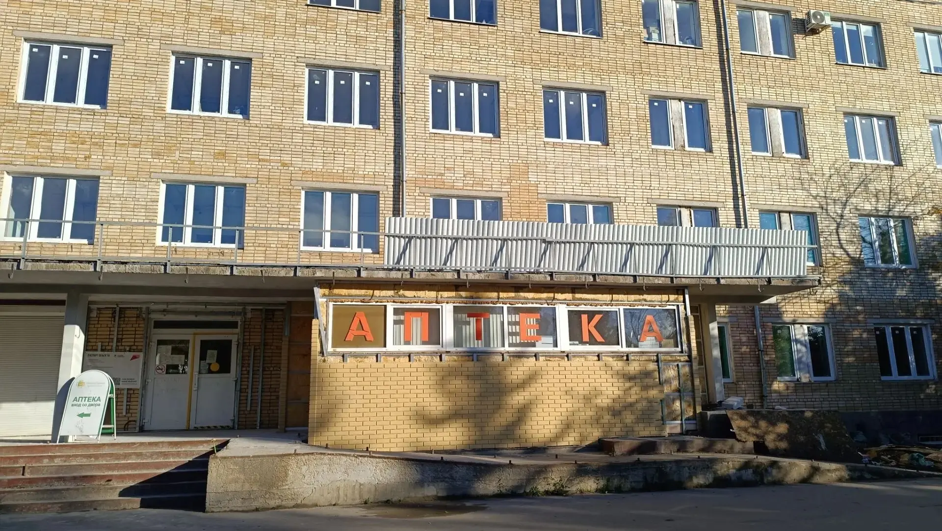 В новгородской поликлинике № 4 вставили новые окна