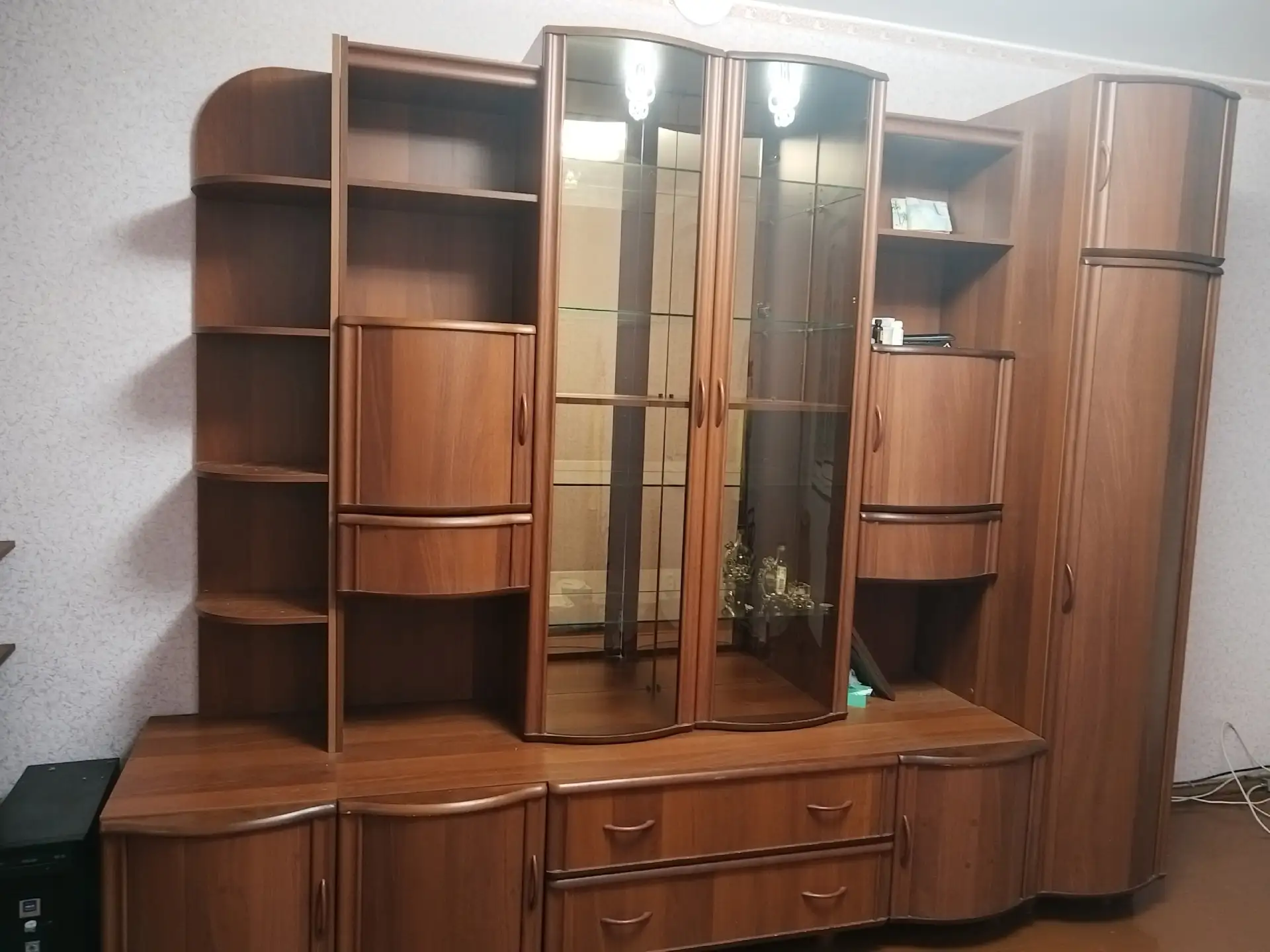 Продам стенку в хорошем состоянии, цена договорная, самовывоз. 89110617050