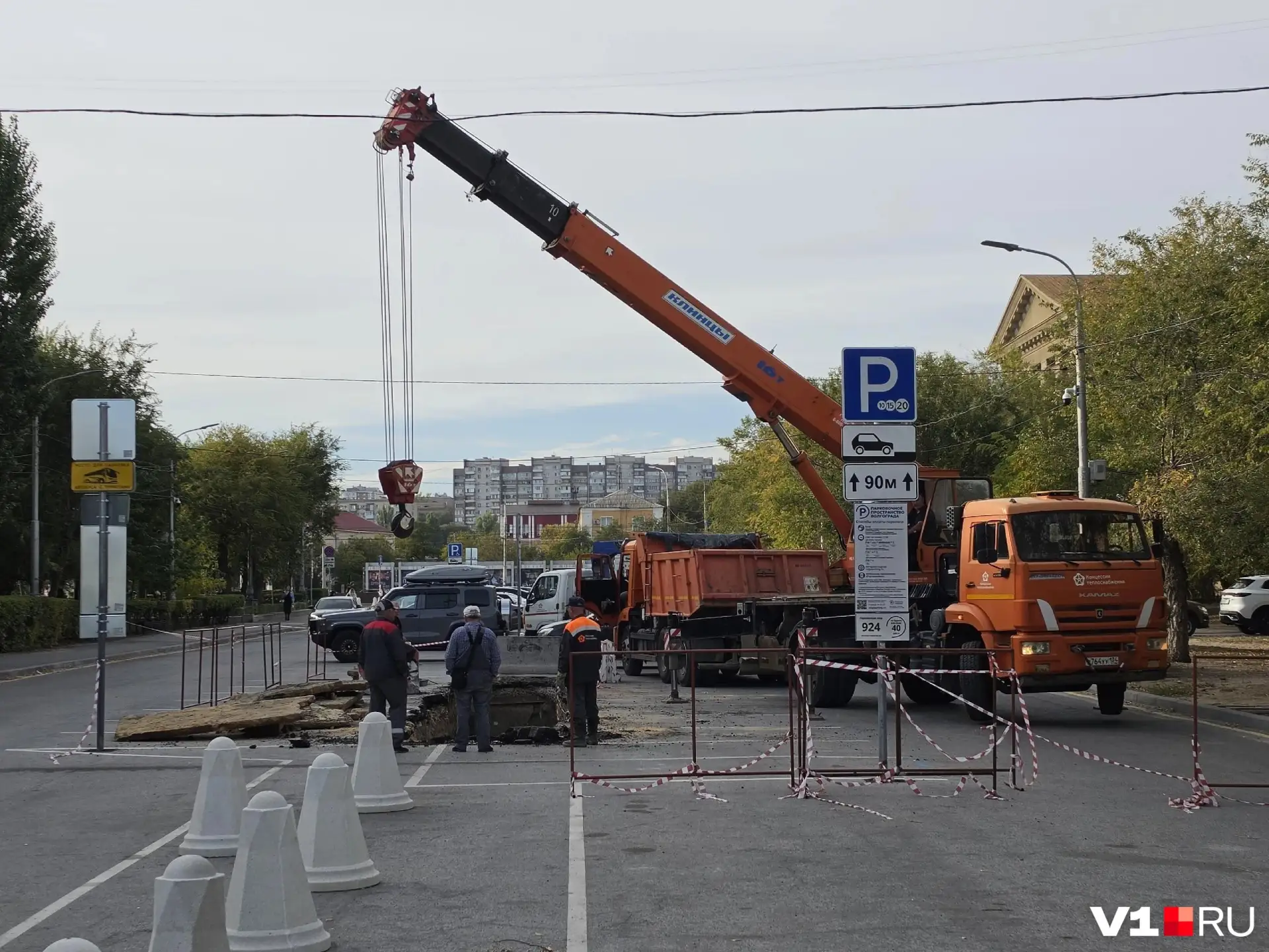 Техника «Концессий» крушит свежеуложенный асфальт в зоне платной парковки на улице Наум...