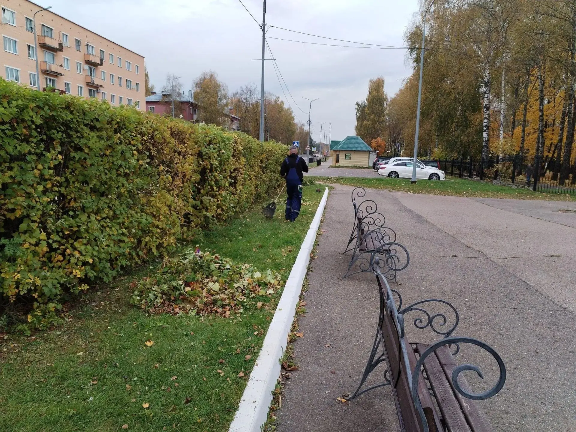 ➡️ А следом привели в порядок территорию у памятника павшим воинам‑землякам.