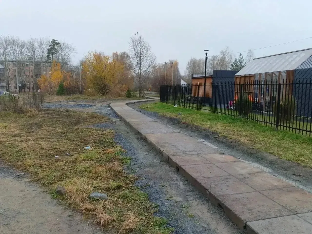 У парка "Огненная саламандра" продолжаются работы по обустройству нового тротуара