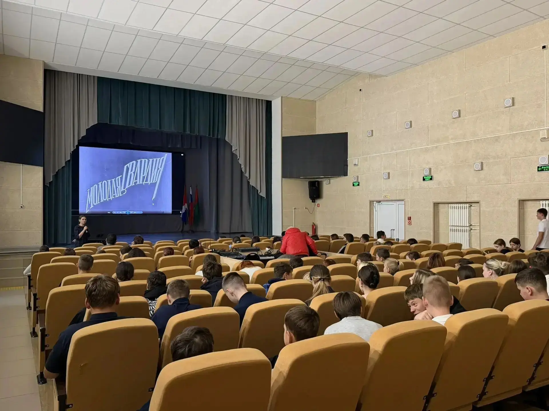 15 октября в стенах Дома культуры села Анучино прошел важный и трогательный кинопоказ. ...