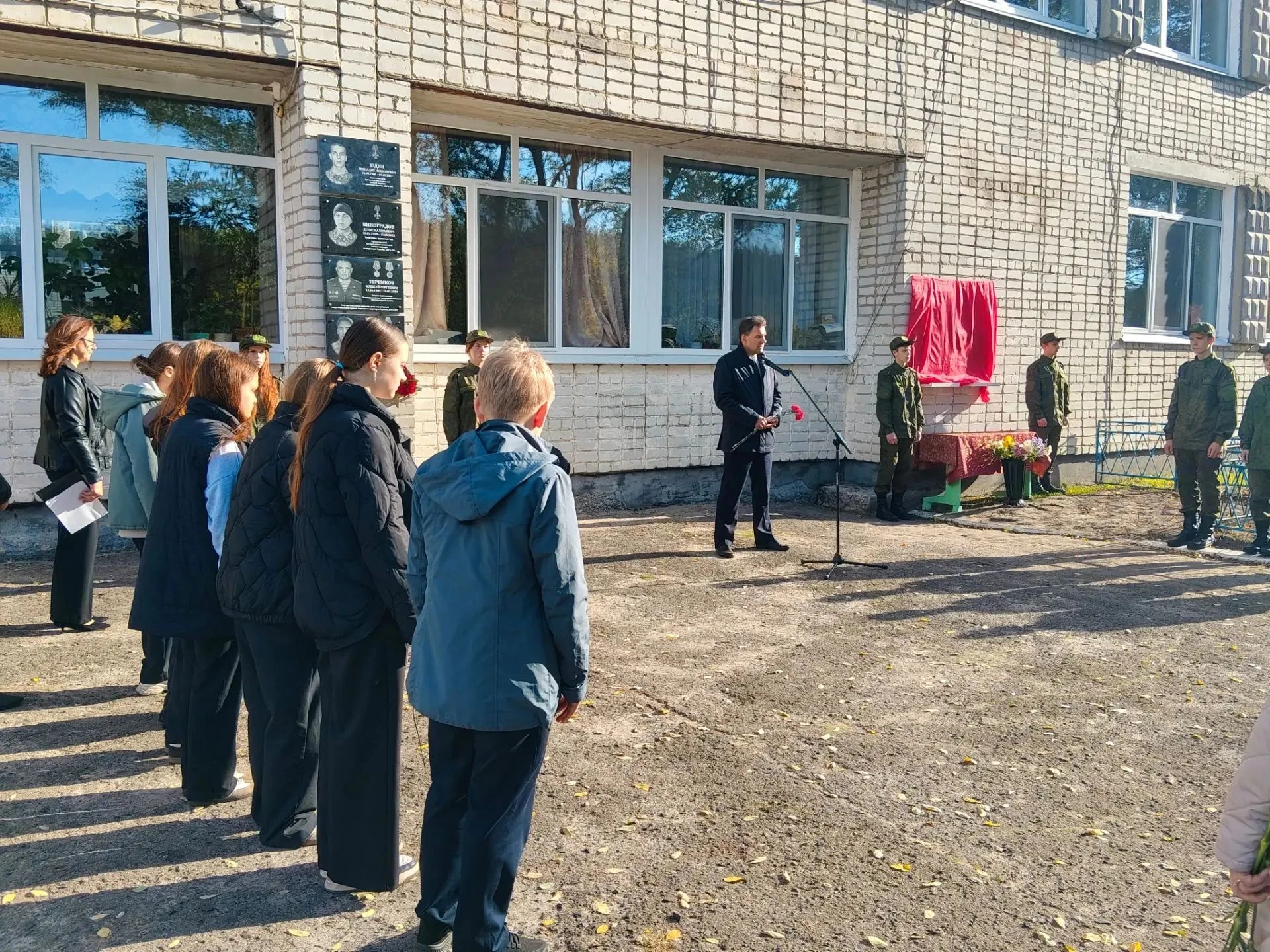 В Кокоревской школе открыли мемориальные доски выпускникам-героям