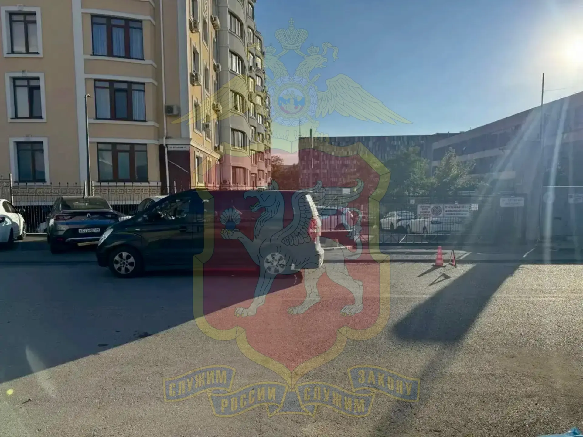 Сотрудники Госавтоинспекции Симферополя устанавливают обстоятельства ДТП, в котором пос...