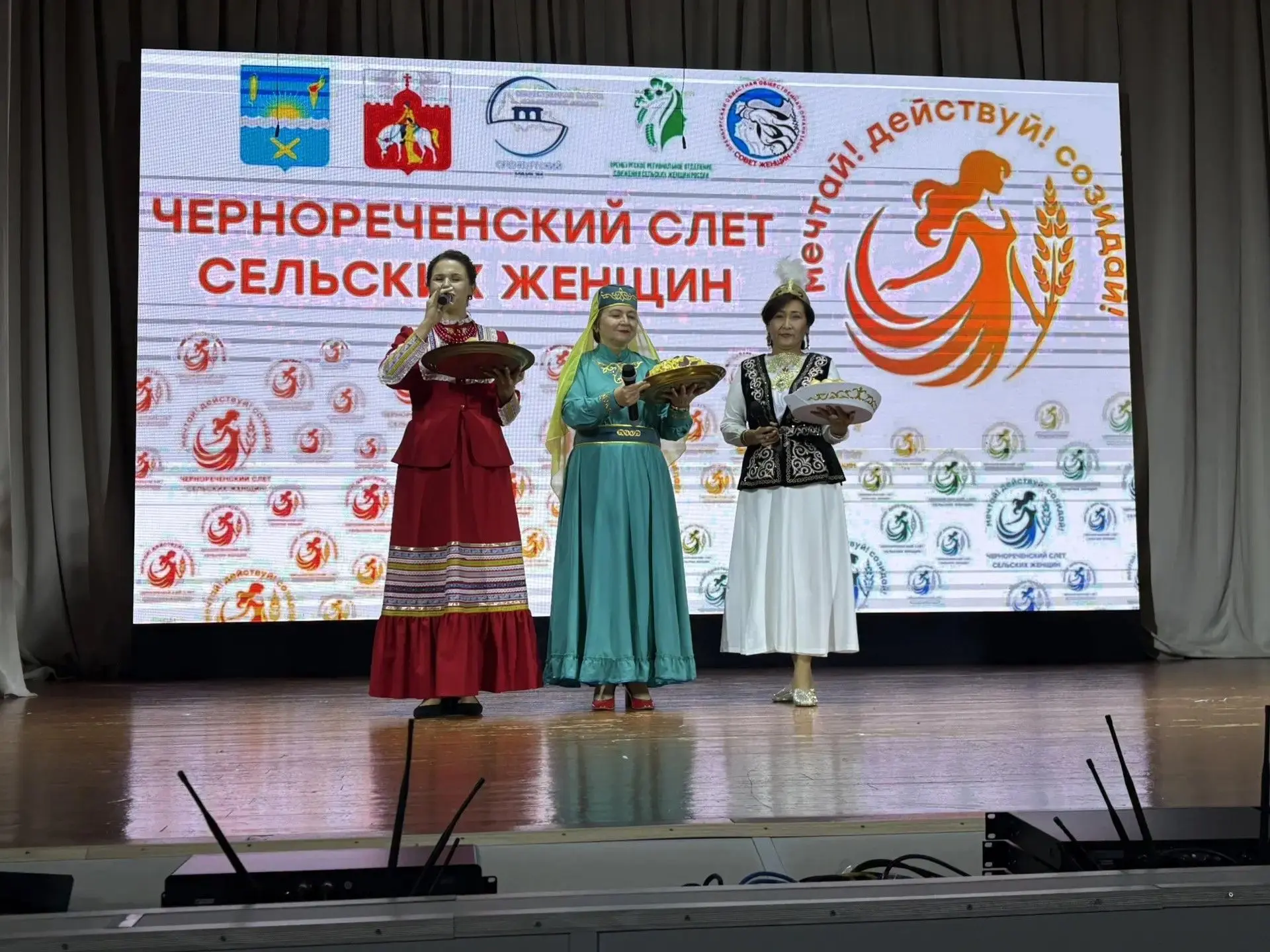 В селе Черноречье Оренбургского района прошел Второй Чернореченский слет сельских женщи...
