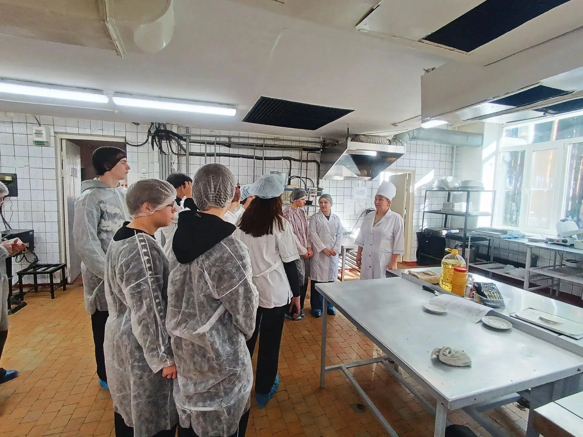 Профориентационная экскурсия: заглянули за кулисы комбината питания!
