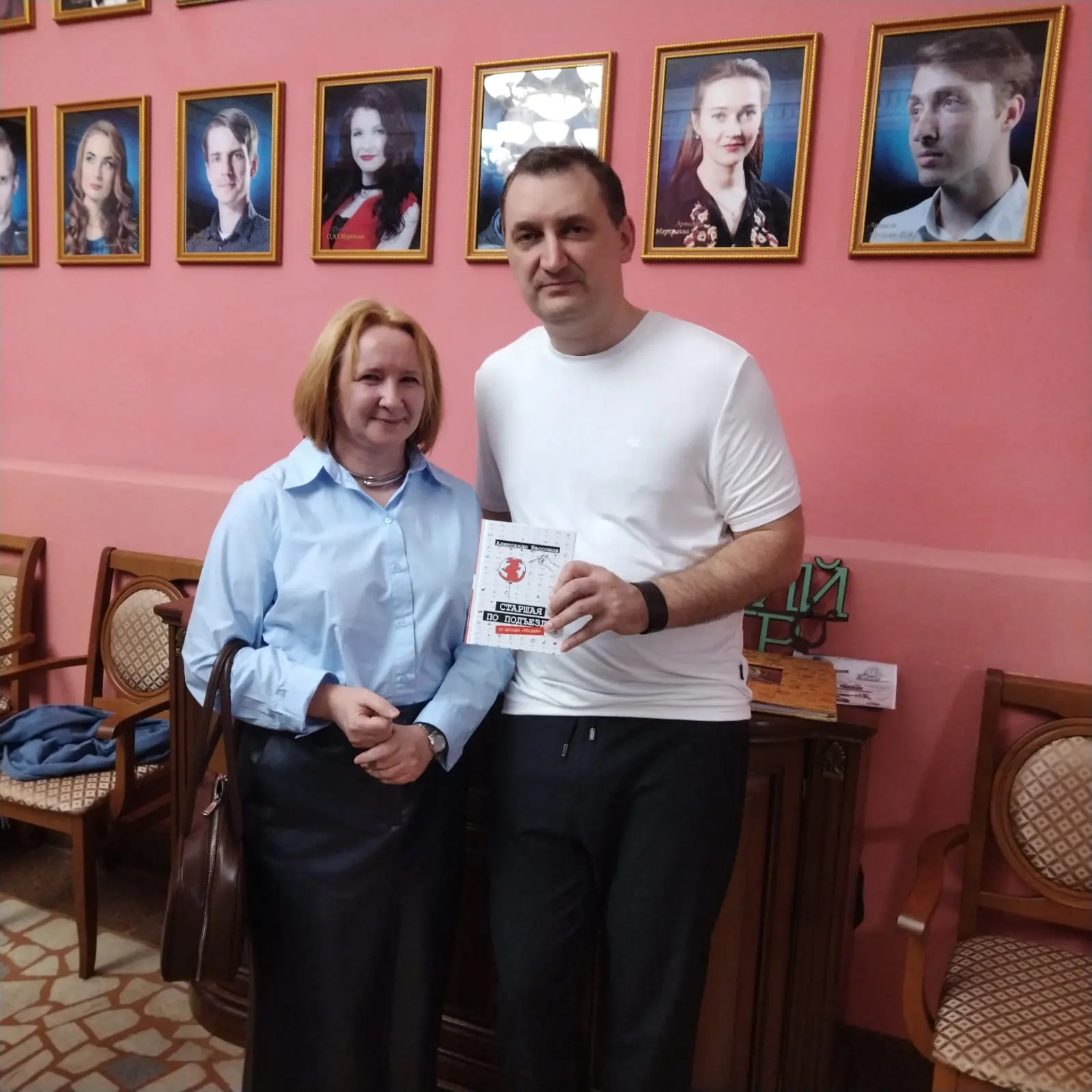 Супруга блогера любит читать.