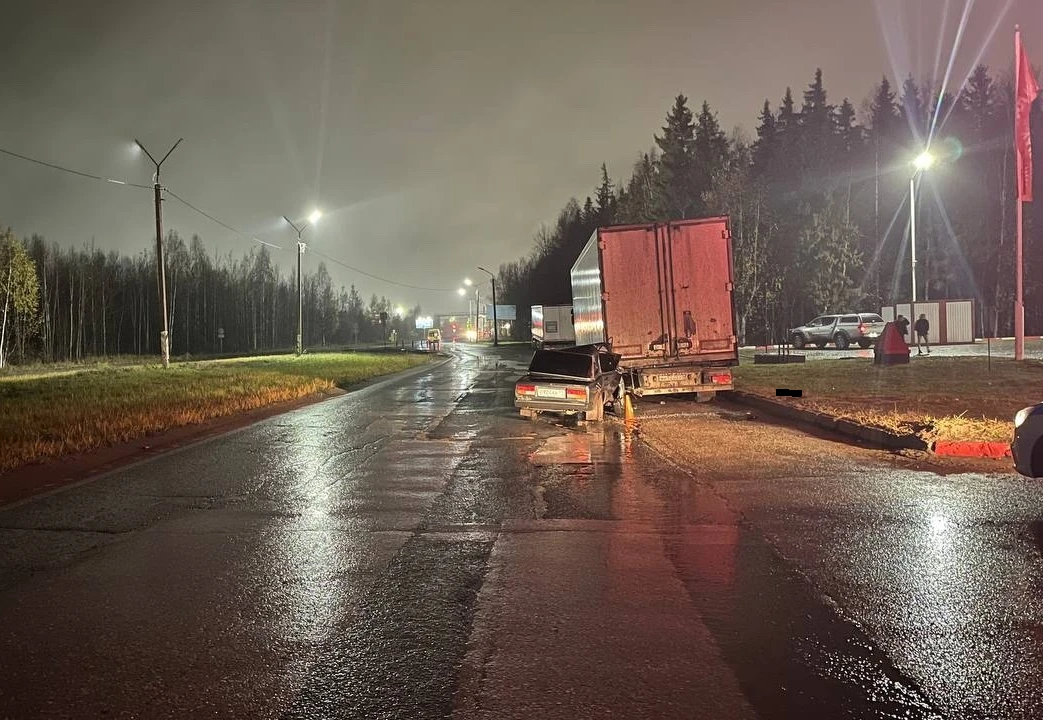 В Эжве водитель "семёрки" рядом с автозаправкой припарковался в прицеп большегруза