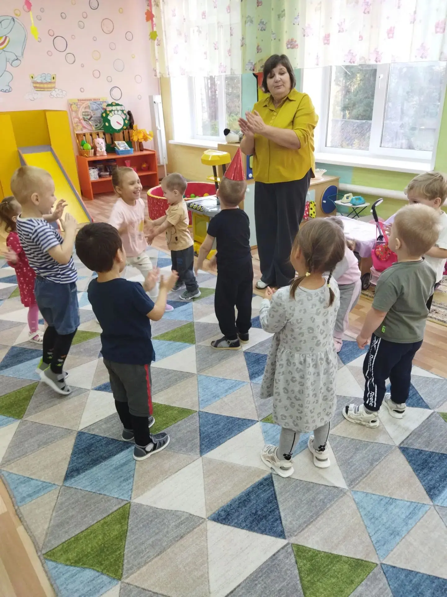 Сегодня дети младшей группы знакомились с новыми хороводными играми: "Наша группа", "Хо...