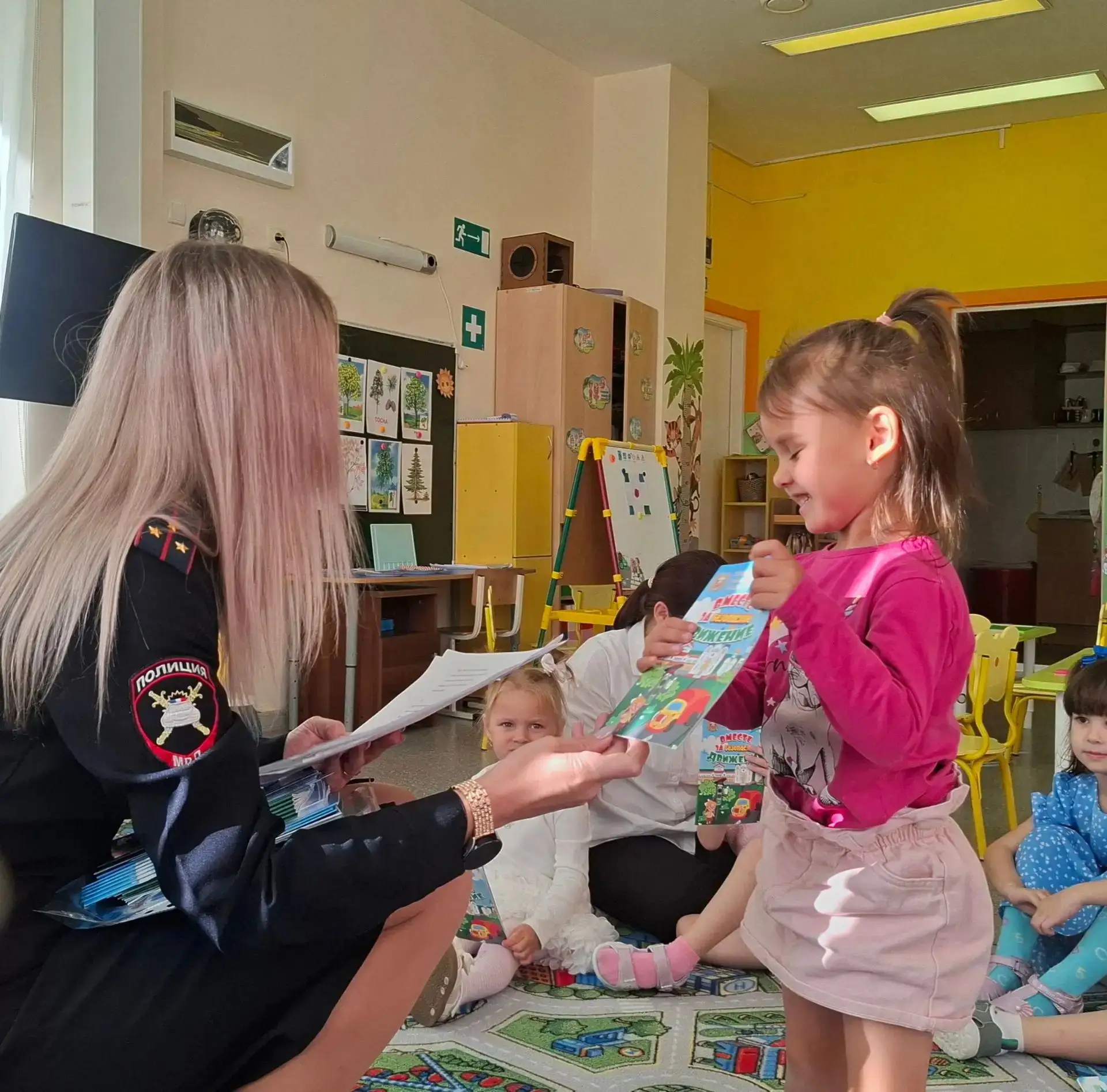 Безопасность на дорогах начинается с детства: визит инспектора ГИБДД в наш детский сад
