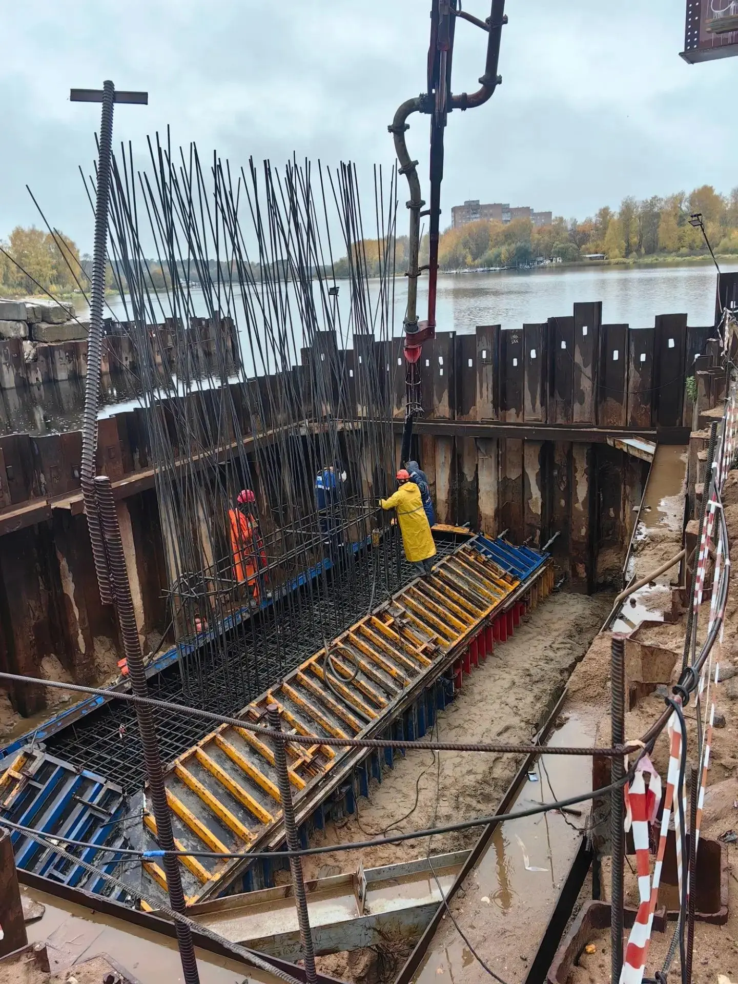 Продолжаются работы по капитальному ремонту моста через реку Донховка