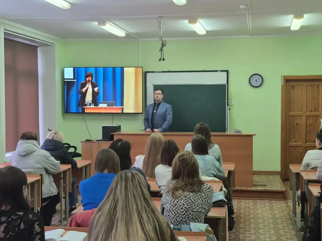 15 октября в гимназии №74 прошло краевое родительское собрание в очном формате. В нём п...