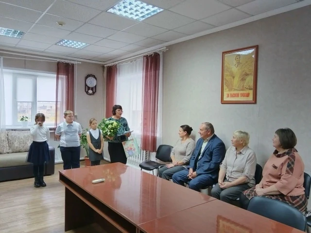 Сегодня ребята нашей школы поздравили наших социальных партнеров с Днем работников сель...