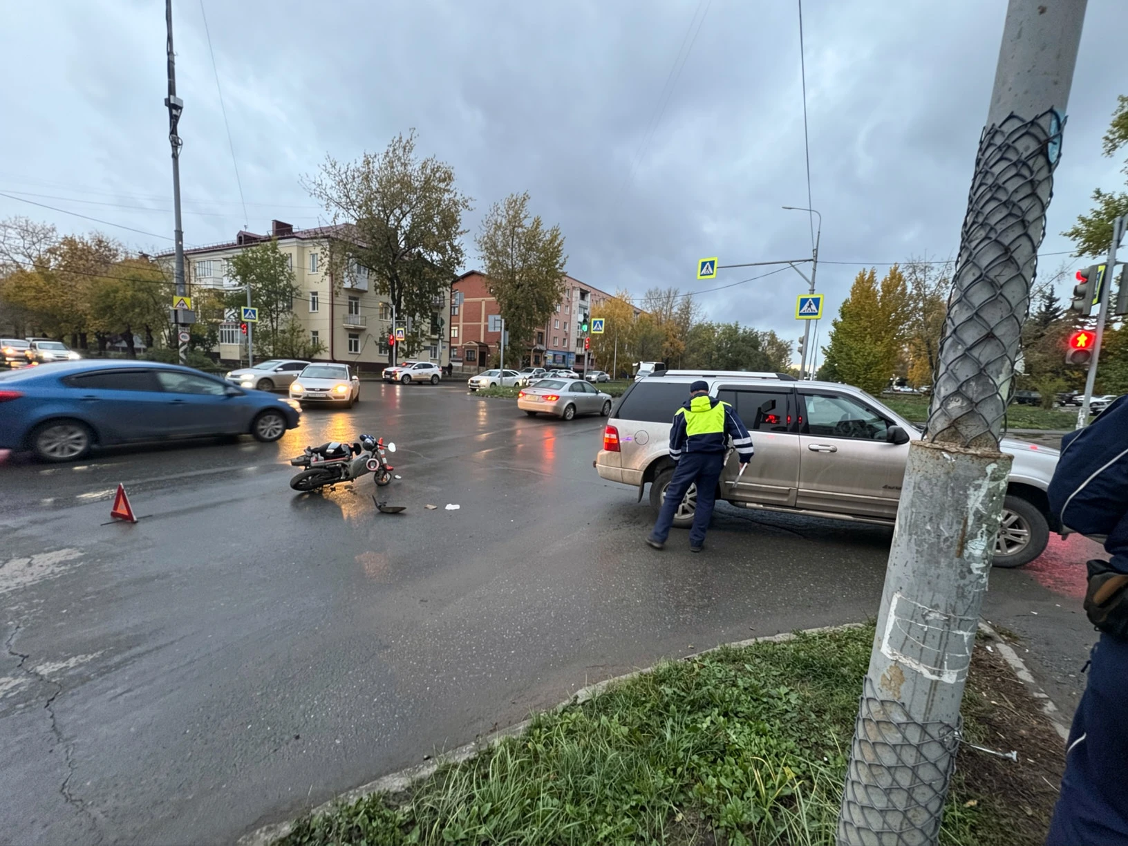 Последствия вчерашнего ДТП с электроскутером на перекрестке ул. Химиков и 4-я Поселковая