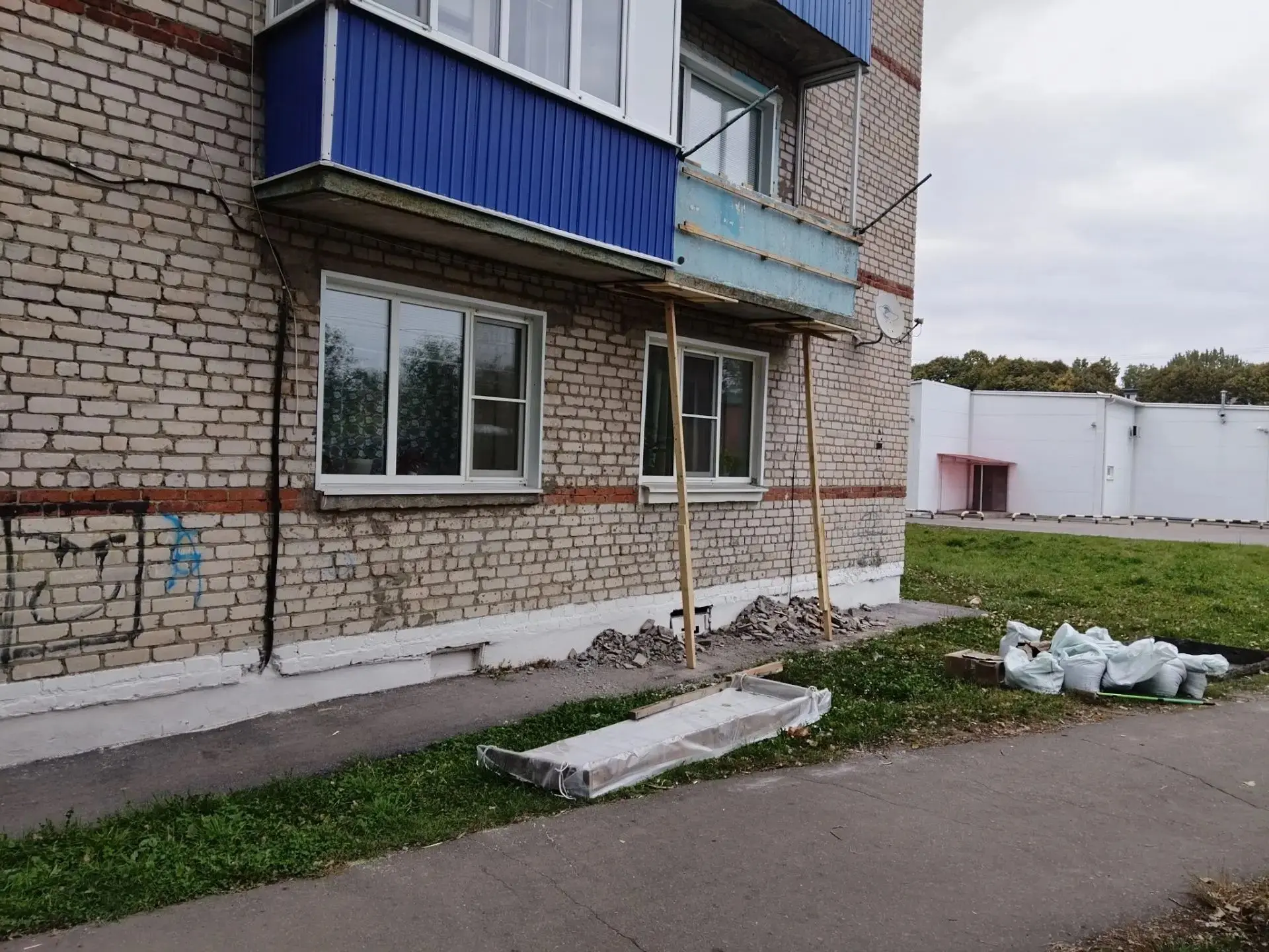 Приступили к ремонту балконной плиты по адресу дом 21 первого микрорайона.
