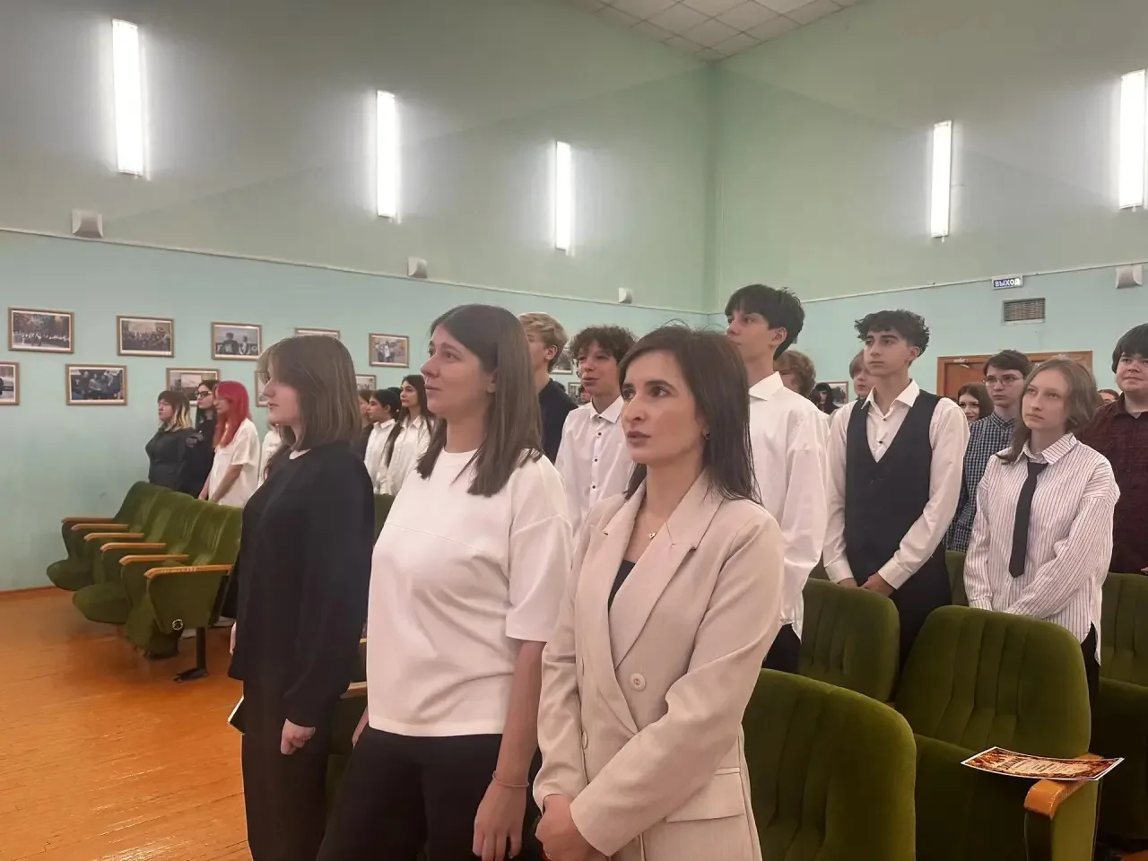 🇷🇺 Утро в нашей школе традиционно началось с поднятия флага Российской Федерации! Пра...