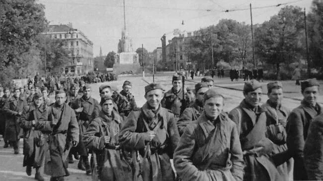 🫡 13 октября 1944 года войска 2-го (командующий — генерал армии И.И. Масленников) и 3-...