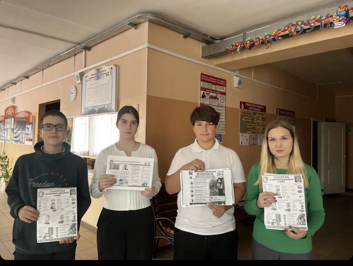 Обучающиеся 8Б класса( классный руководитель Гридина Н.П.), вместе с педагогом - органи...