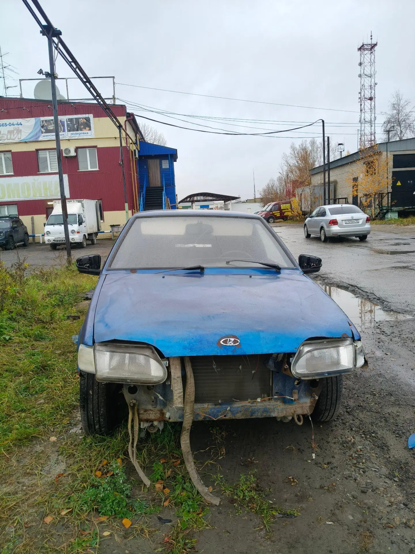 На Индустриальная улица, 14 с автомобиля ВАЗ-2115 были сняты следующие детали: