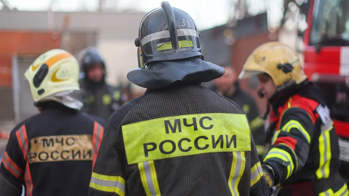 Пожар площадью 1200 кв. м тушат на территории склада в Люберцах