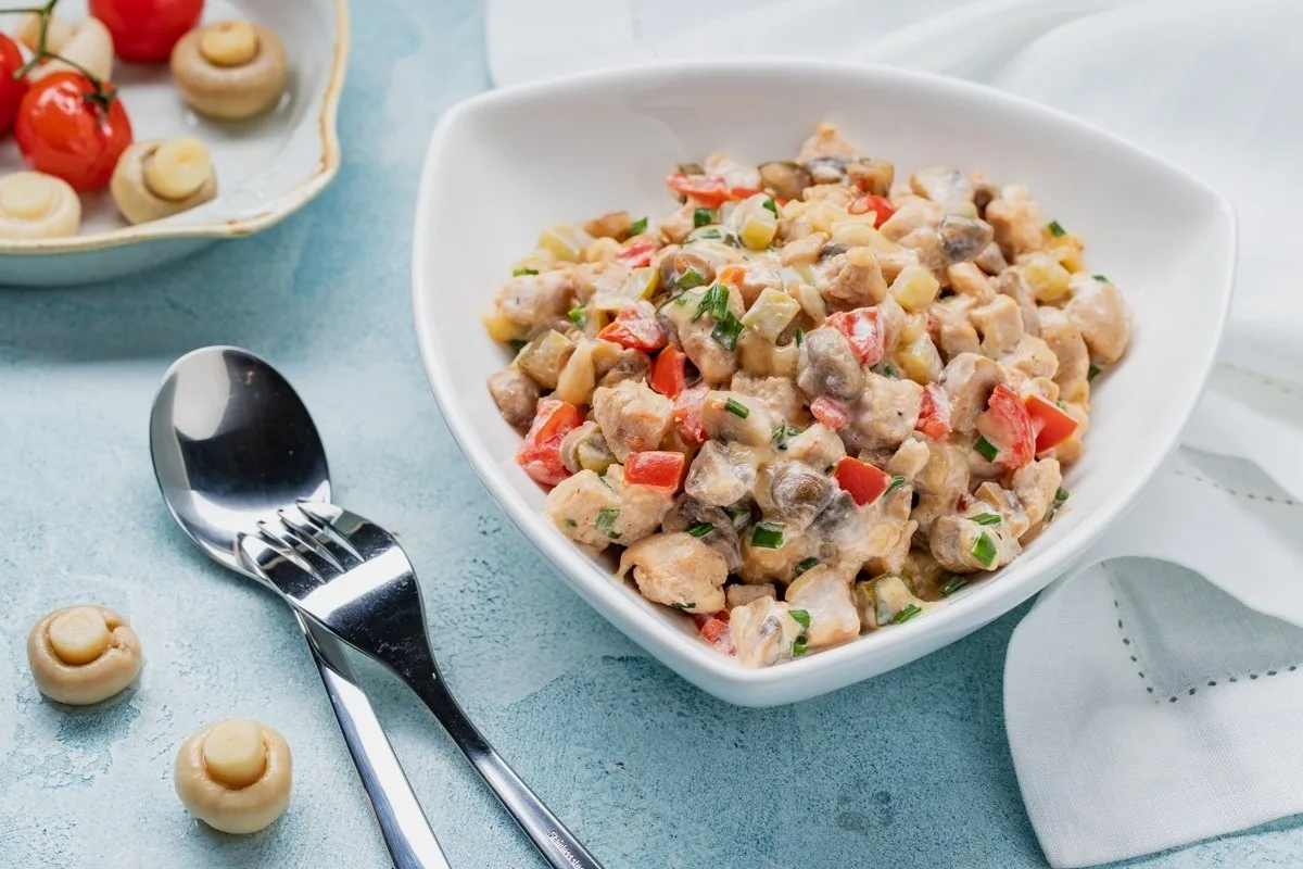 Тёплый салат с грибами и курицей 🥗