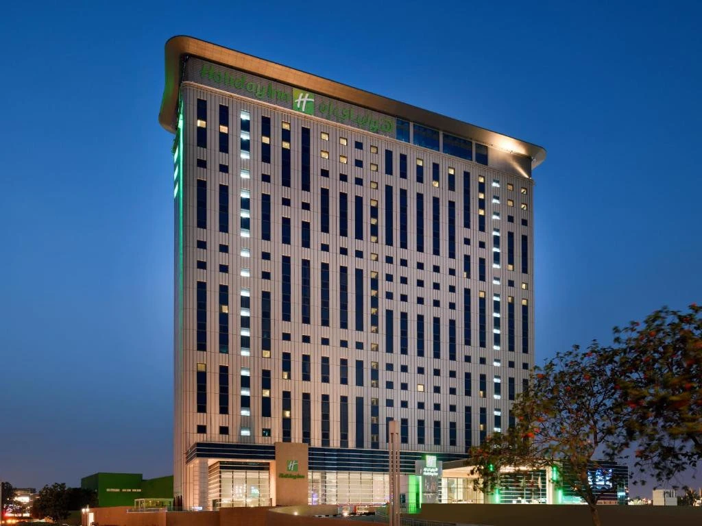 HOLIDAY INN & SUITES DUBAI FESTIVAL CITY в Дубае расположен в престижном развивающемся ...