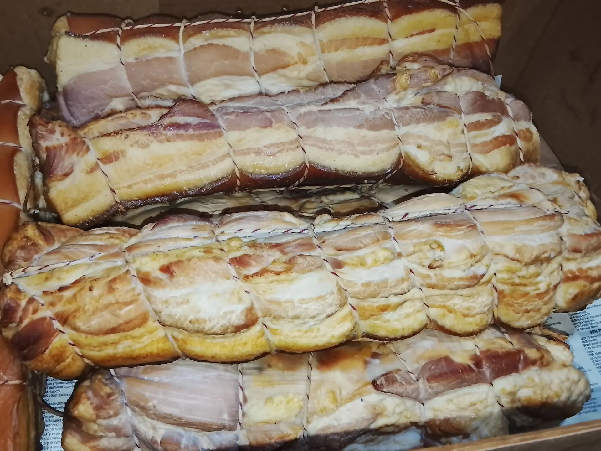 На витрине - свежая партия КОПЧЁНОЙ СВИНОЙ ГРУДИНКИ - отборной, мясной, мягкой