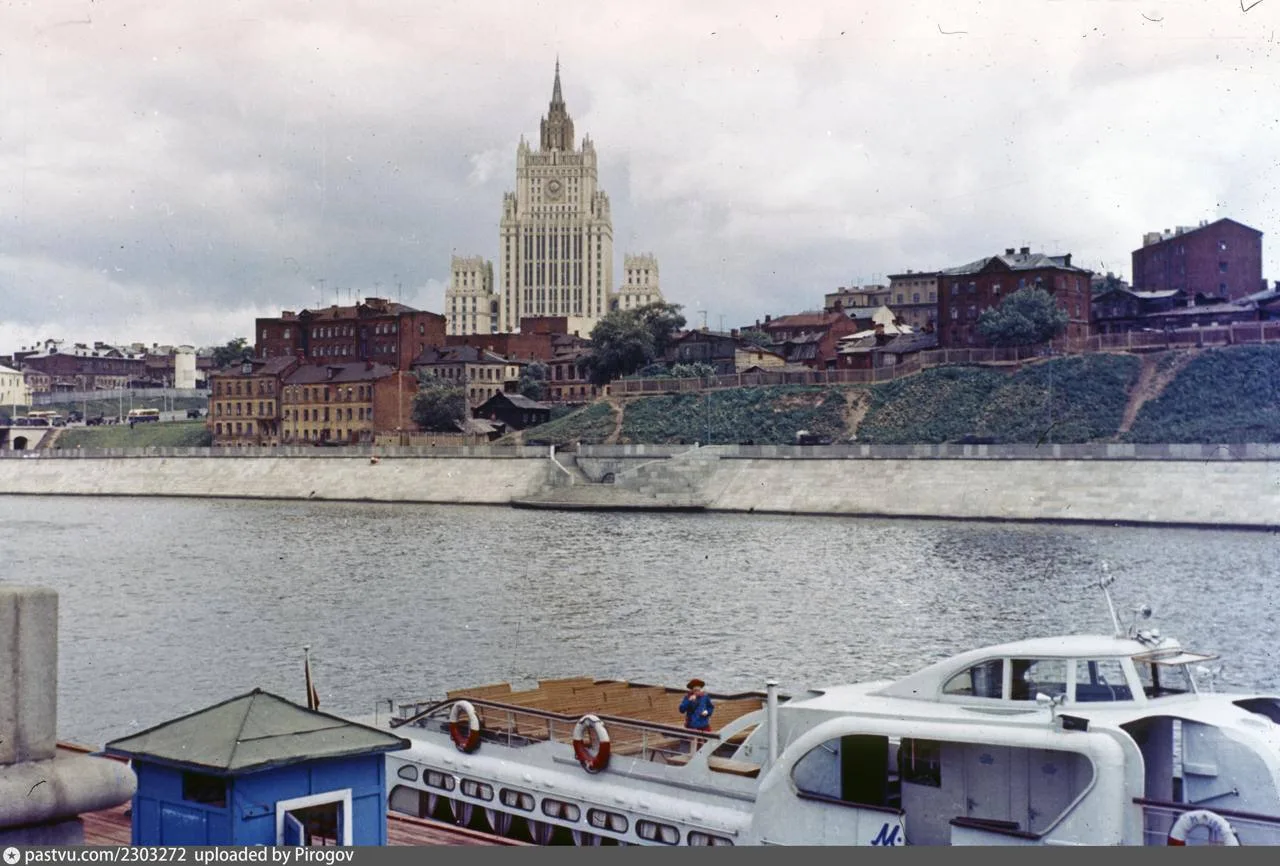 Москва, Дорогомилово, вид на Ростовскую набережную, 1954 г. 🚤