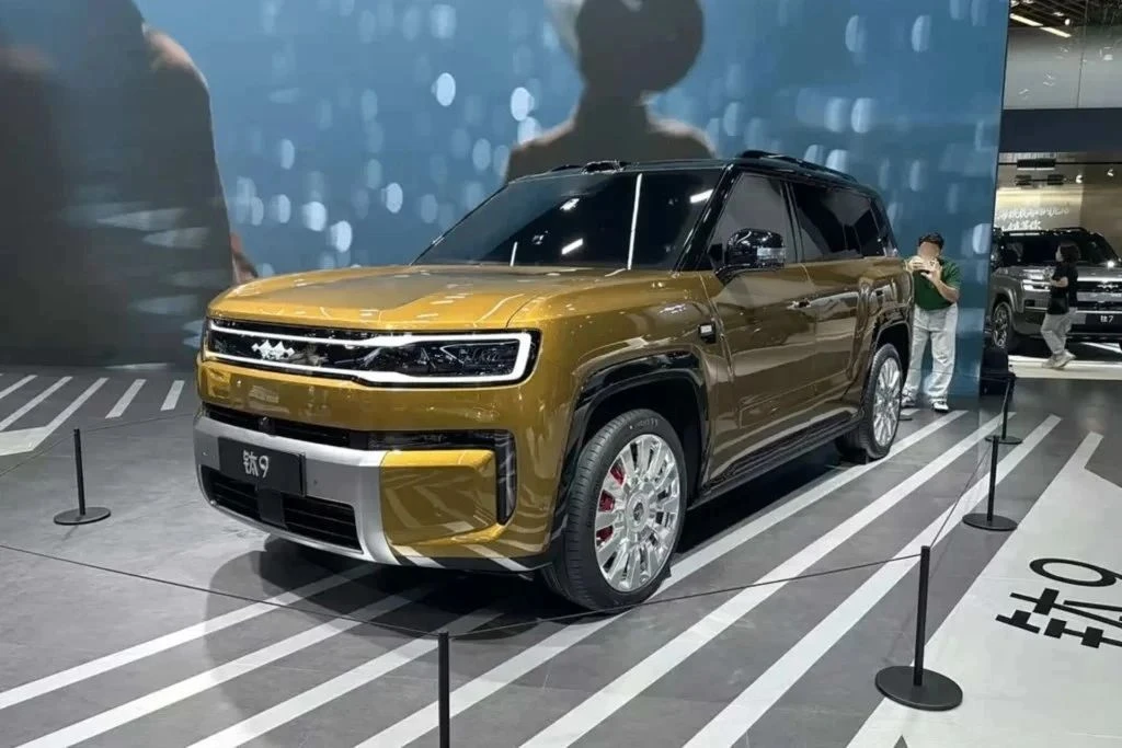 Презентация нового флагманского 6-местного внедорожника BYD Leopard 9 2026 состоялась н...