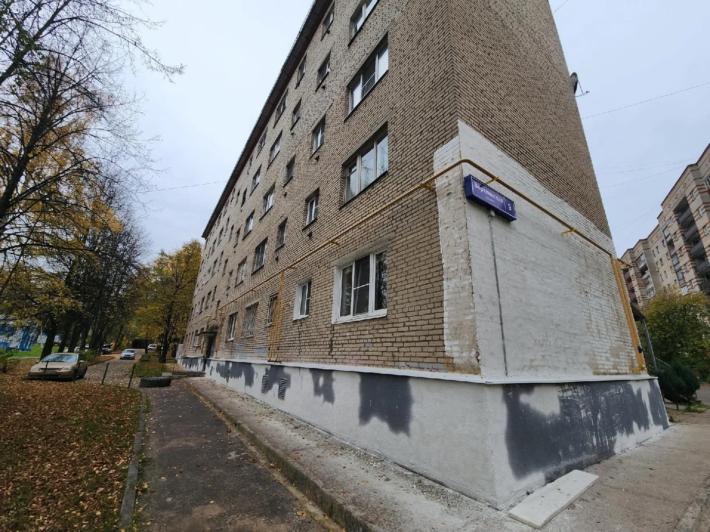 В Солнечногорске на улице Вертлинской идет ремонт фасада в девятом доме.