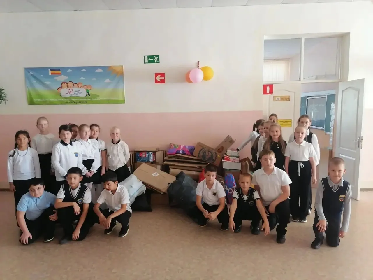 В лицее прошла акция по сбору макулатуры. Ученики 3 "А" класса вместе с родителями с эн...
