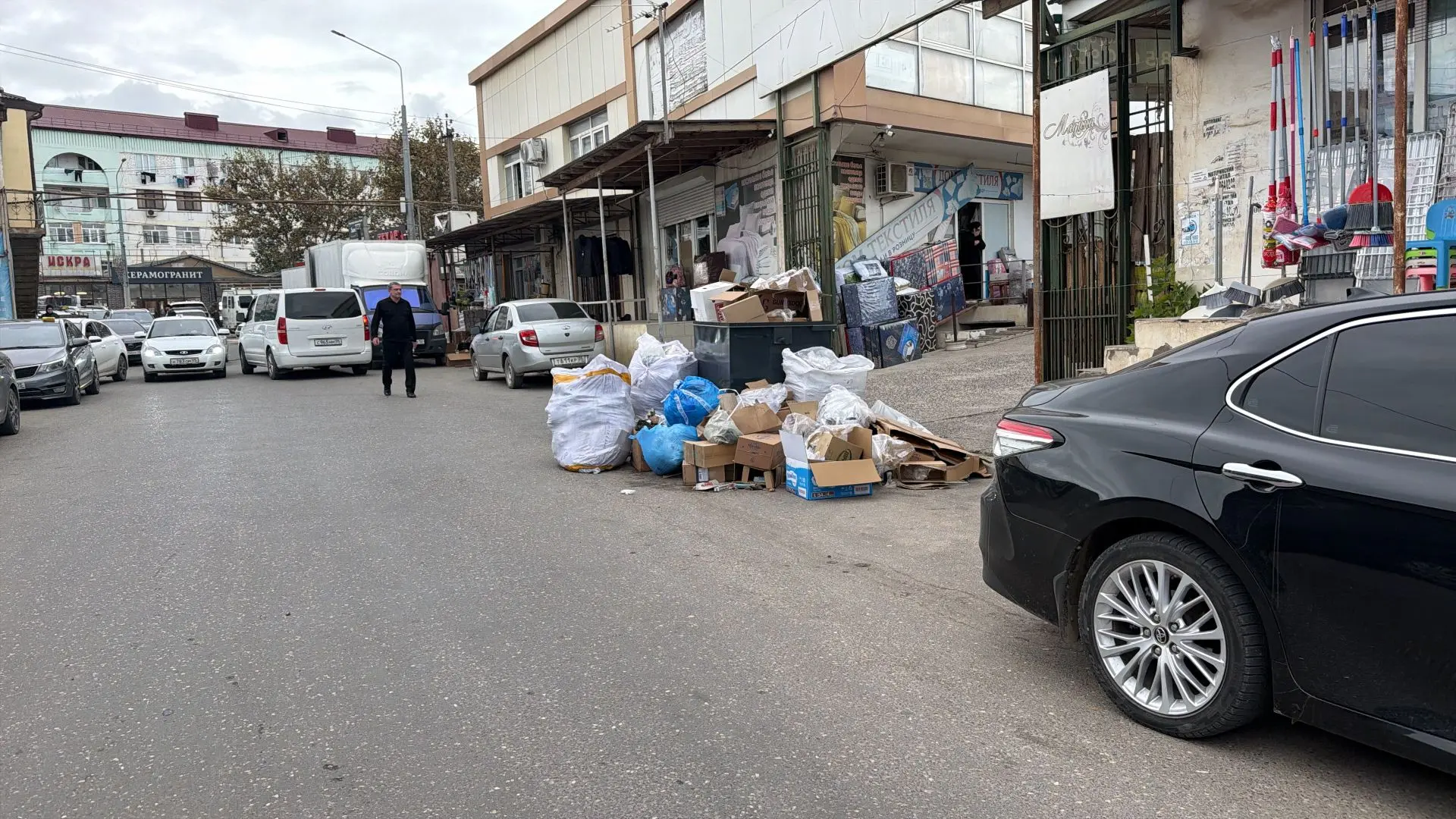 Район северного рынка больше напоминает помойку, один большой мусорный полигон.