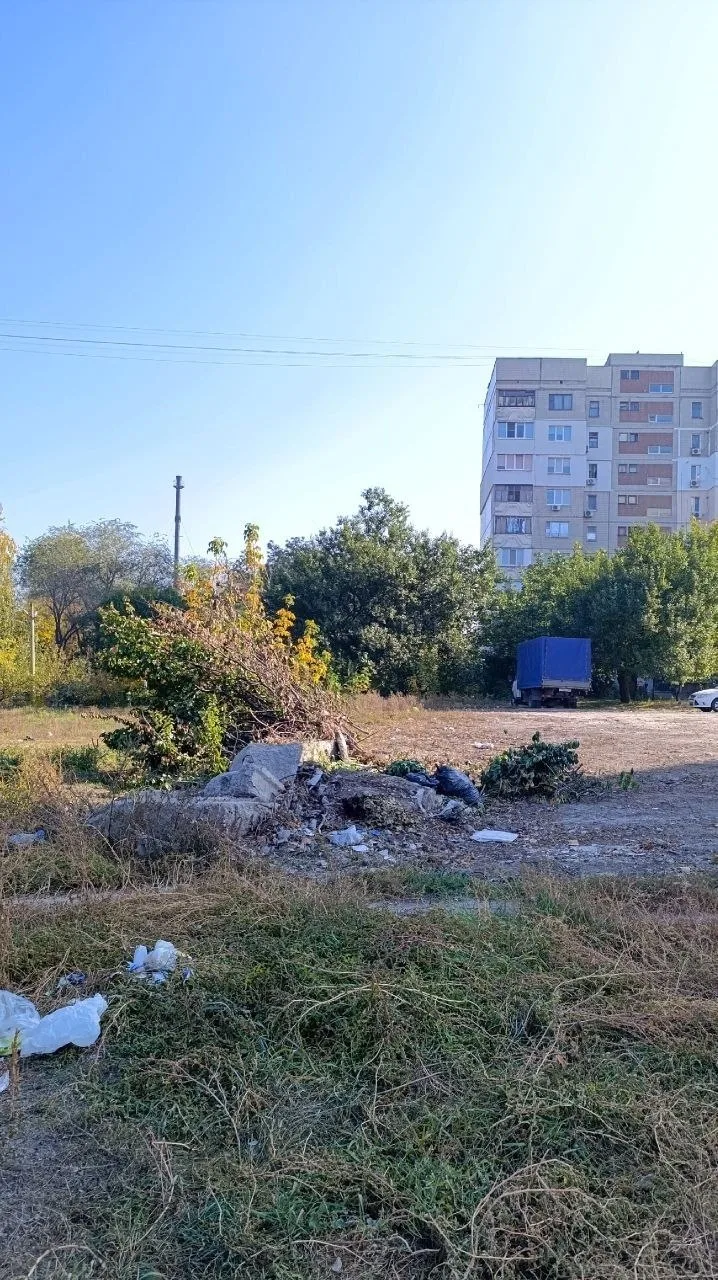 На Барбюса все также стихийная свалка в канализацию. Может  как-то забетонировать канал...