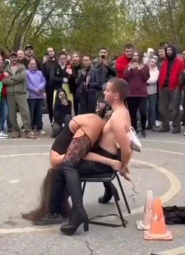 🔞 В Самаре женщина обнажила грудь на глазах у детей и прохожих