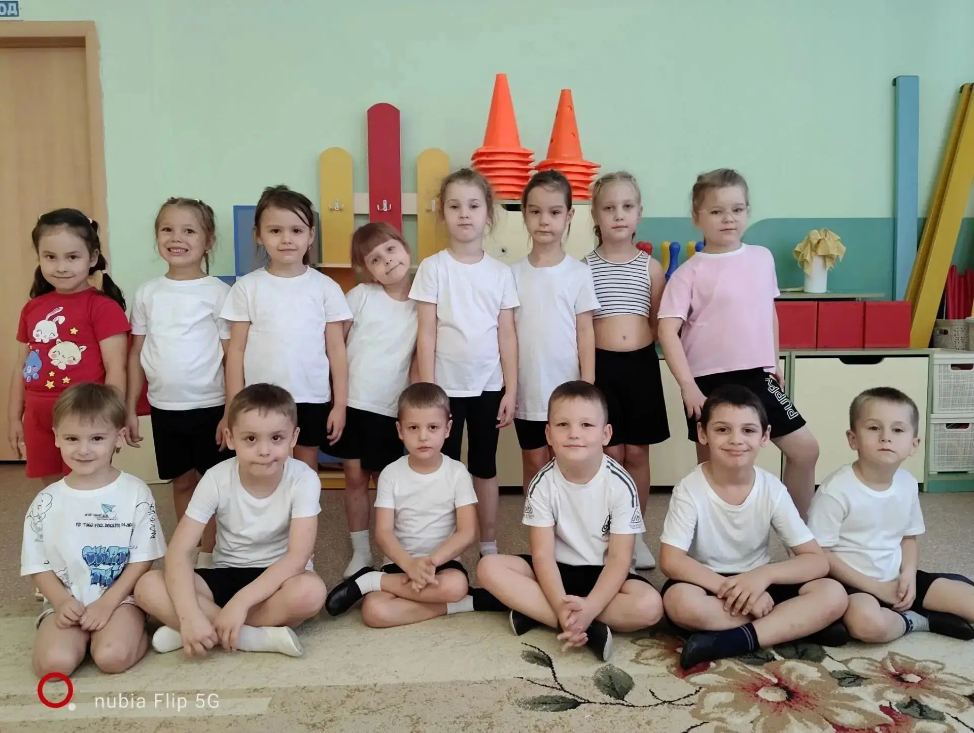 Наши непоседы на физкультуре: мячи, дуги и весёлые пингвины!