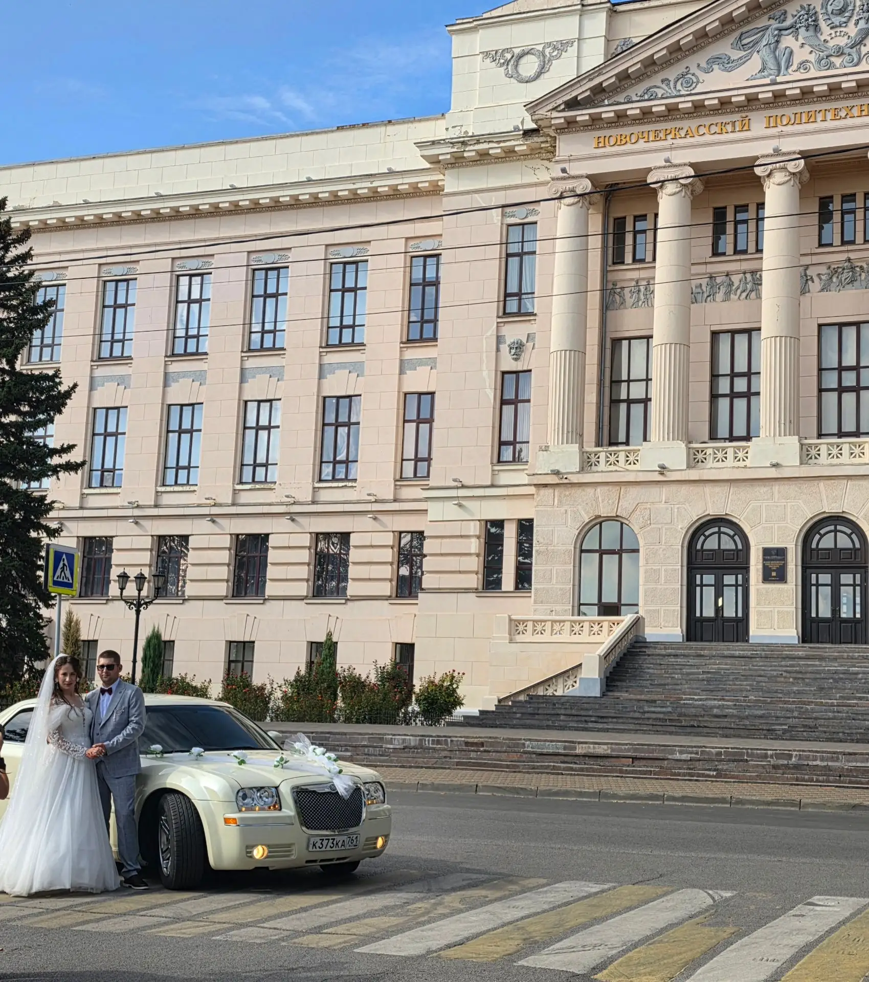 День, как день... Если не считать, что кто-то сегодня создаёт свою маленькую вселенную ...