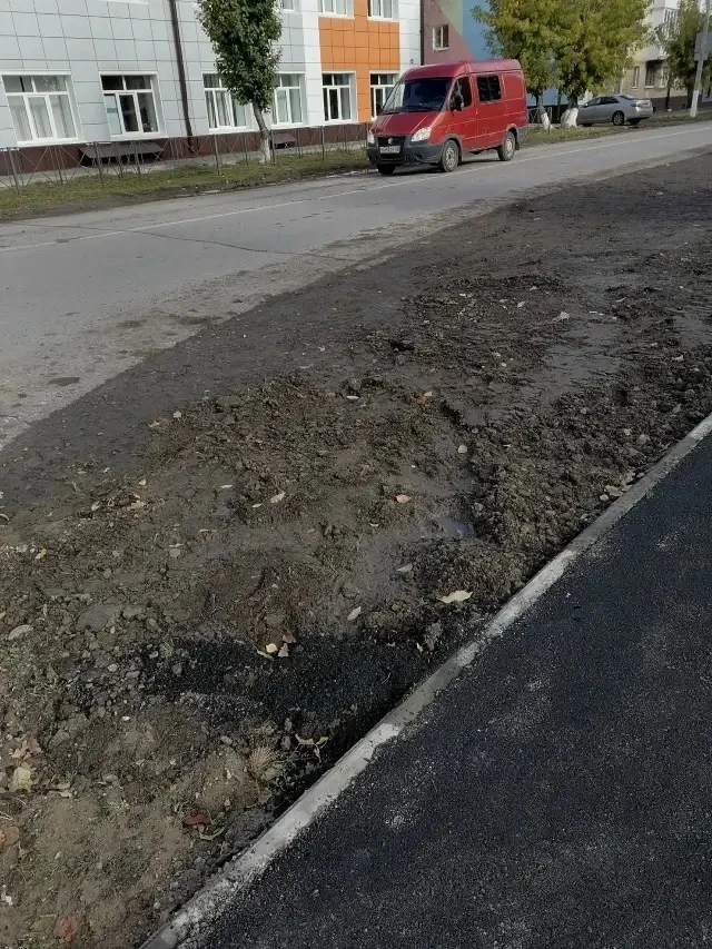 Сделали тротуар у районной Администрации, а место где паркуют автомобили совсем испортили