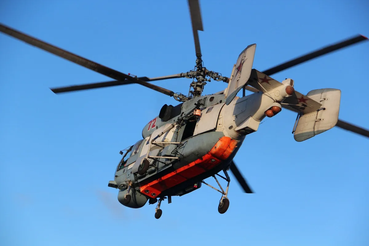 На Камчатке экипажи вертолётов смешанного авиаполка морской авиации группировки войск и...
