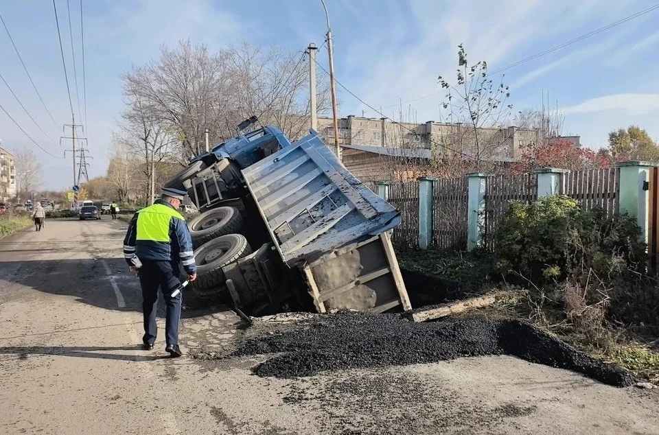 В Нижнем Тагиле под грузовиком провалилась дорога