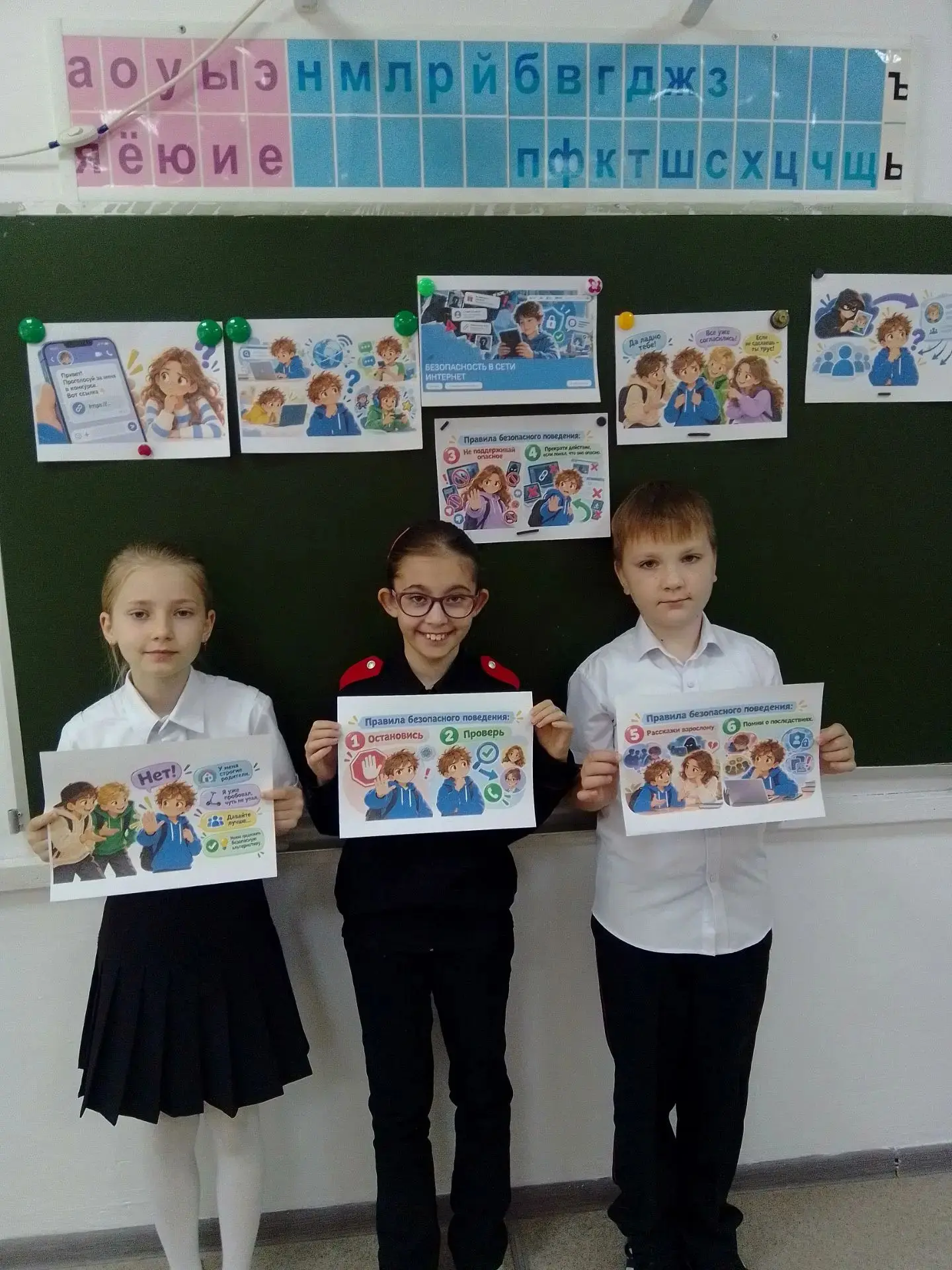 Понедельник наша школа начинает учебную неделю с торжественной линейки. Поднимаются фла...