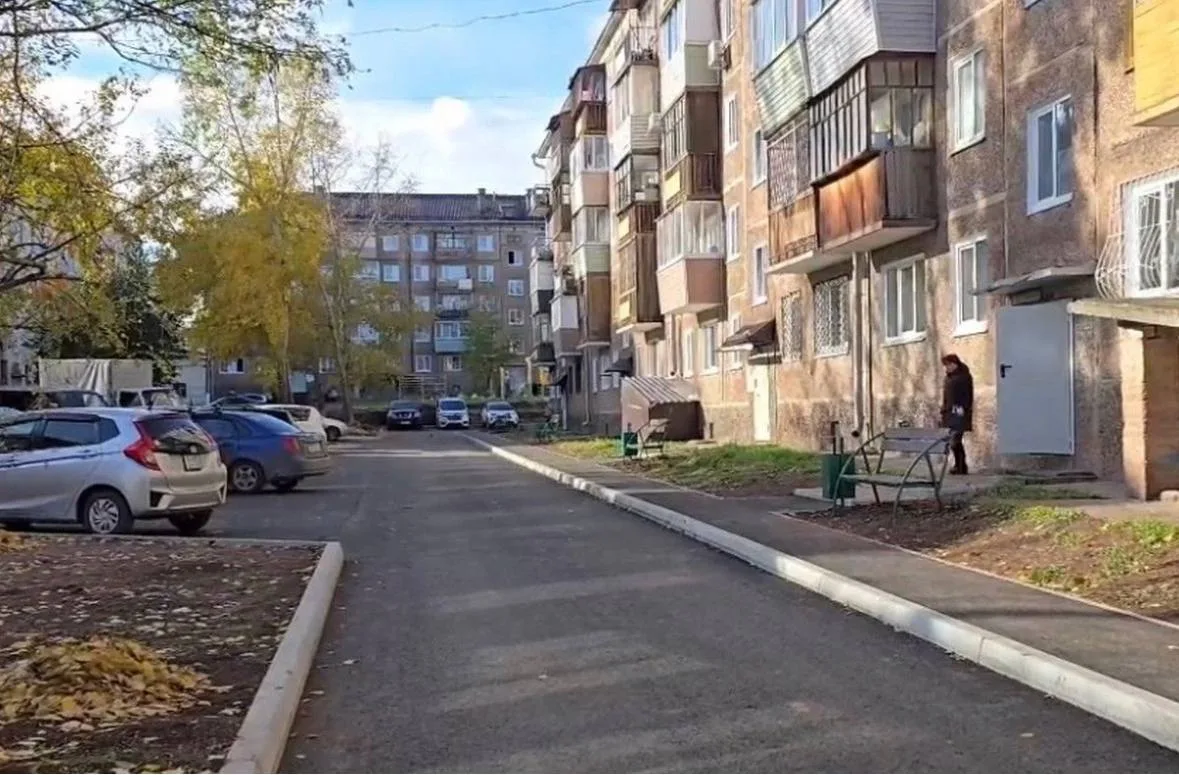 В Братске по Народной программе «Единой России» благоустпоили два двора на Комсомольско...